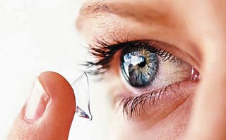 戴隐形眼镜有红血丝怎么办，戴隐形眼镜后眼睛红血丝怎么办